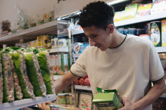 Ein junger Mann beim Einkauf im Supermarkt.